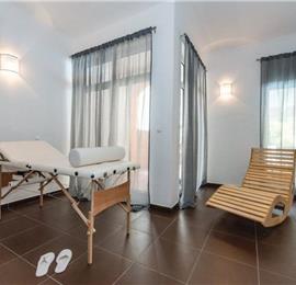 4 Bedroom Villa with Pool and Sauna in Skradin, Sleeps 8-14